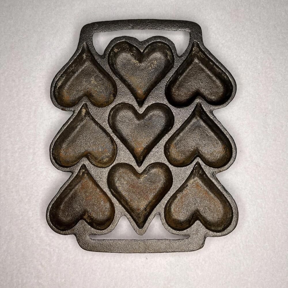 VTG Cast Iron Shaped Hearts Baking Pan Cookies Corn Bread RUSTIC 9x7